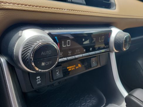 Used 2019 Toyota RAV4 XLE w/ Convenience Package FWD image 29