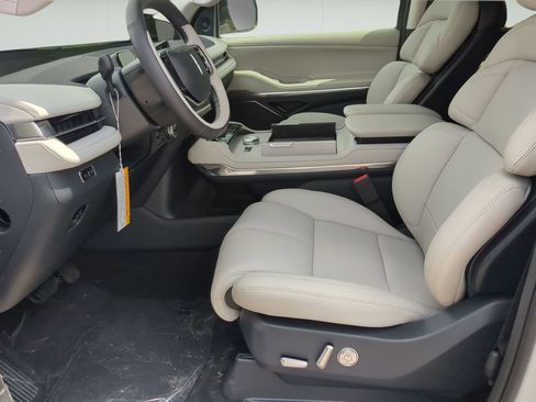 New 2026 Lincoln Navigator L Premier AWD/4WD image 11