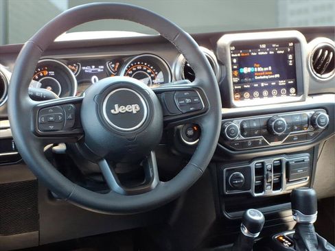 Used 2023 Jeep Gladiator Sport AWD/4WD image 3