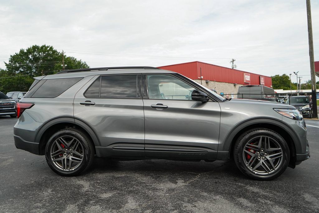 Used 2025 Ford Explorer ST-Line w/ ST-Line Street Pack AWD/4WD image 2