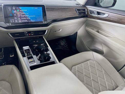 Used 2024 Volkswagen Atlas SEL Premium R-Line image 18