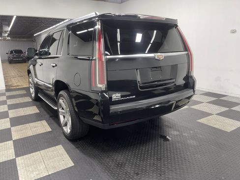 Used 2019 Cadillac Escalade Luxury image 2