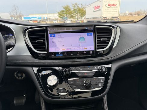 Used 2025 Chrysler Pacifica Limited image 17