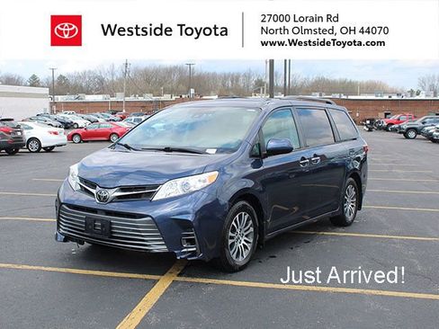 Used 2018 Toyota Sienna XLE image 1