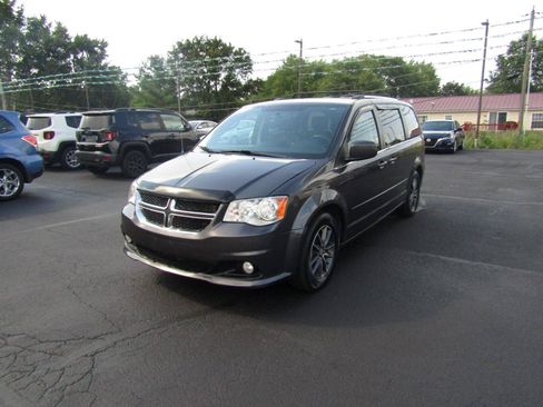 Used 2017 Dodge Grand Caravan SXT FWD image 3