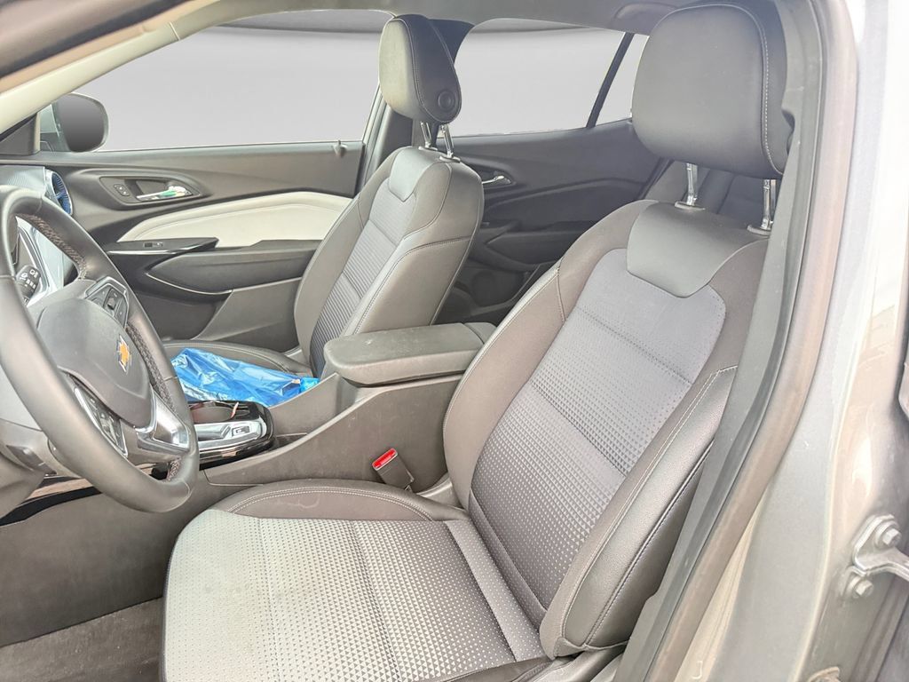 Used 2025 Chevrolet Trax LT w/ LT Convenience Package FWD image 21