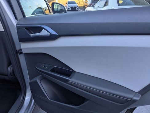 Used 2024 Volkswagen Taos SE image 31