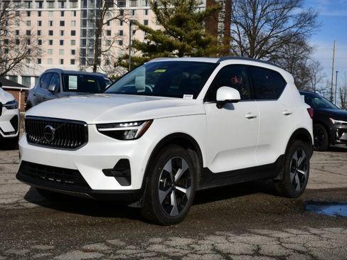 Certified 2025 Volvo XC40 B5 Plus image 3