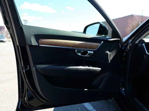 Used 2021 Volvo S90 T6 Momentum image 17