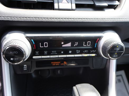 Used 2022 Toyota RAV4 XLE AWD/4WD image 25