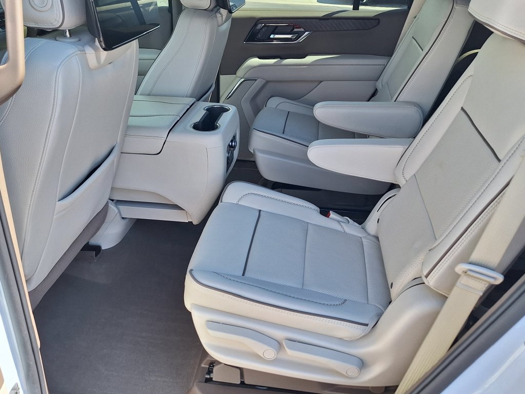 Used 2026 GMC Yukon Denali w/ Denali Reserve Package AWD/4WD image 12
