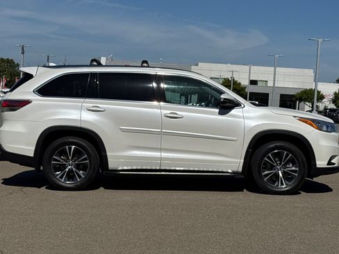 Used 2016 Toyota Highlander XLE FWD image 3