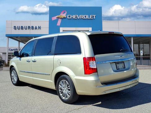 Used 2011 Chrysler Town & Country Limited image 6