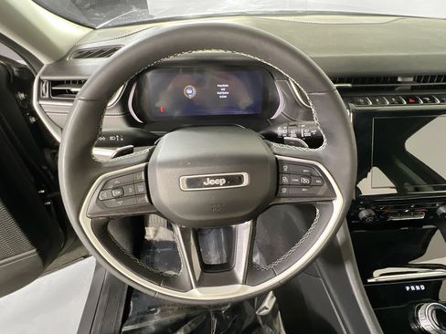 Used 2023 Jeep Grand Cherokee Laredo w/ Luxury Tech Group I AWD/4WD image 11