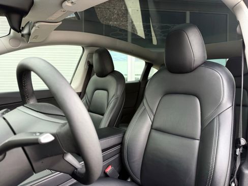 Used 2022 Tesla Model Y Long Range image 21