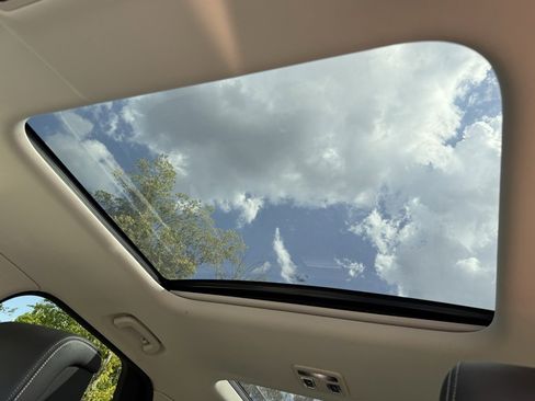 Certified 2025 Land Rover Discovery S image 26