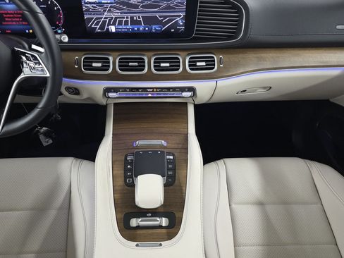 Used 2025 Mercedes-Benz GLS 450 4MATIC image 9