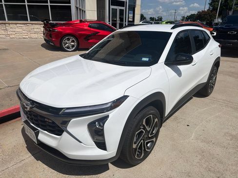 Used 2025 Chevrolet Trax RS FWD image 4