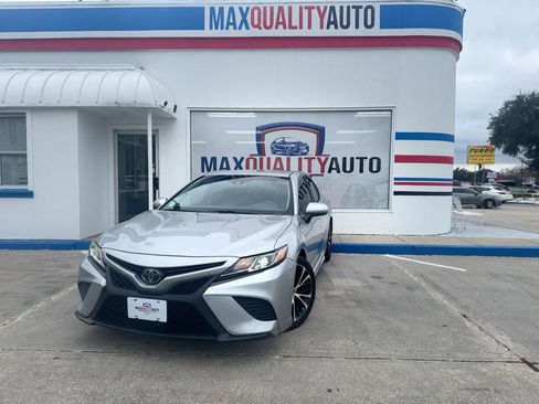 Used 2018 Toyota Camry SE image 2