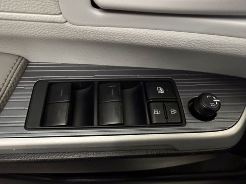 Used 2025 Toyota Sienna LE image 10