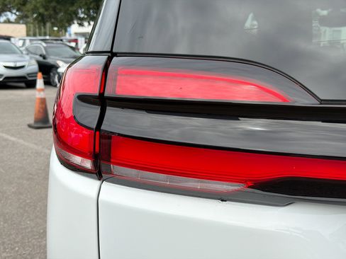 Used 2021 Chrysler Pacifica Touring-L w/ Uconnect Theater Family Group image 10