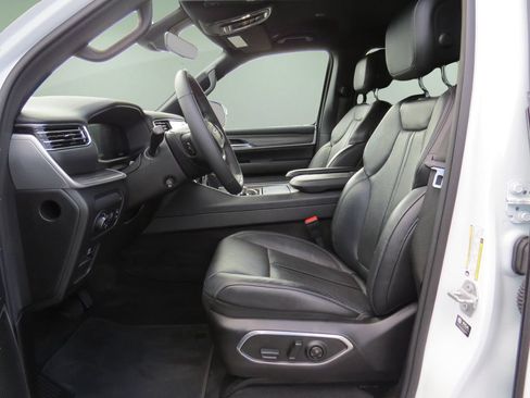 Used 2024 Jeep Wagoneer Series II w/ Flexible Seating Group RWD image 18