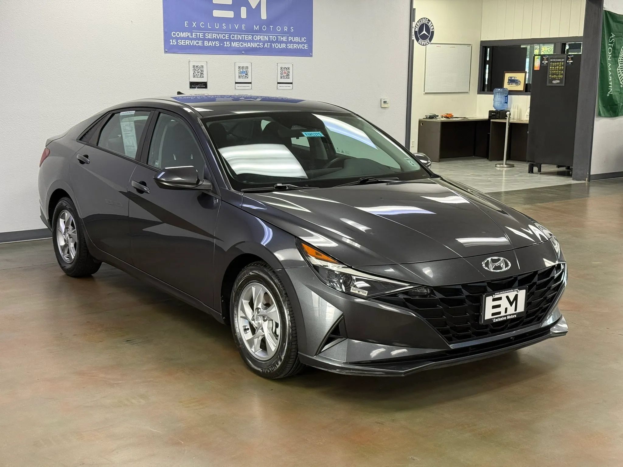 Used 2021 Hyundai Elantra SE FWD image 2