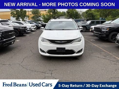 Used 2018 Chrysler Pacifica Limited w/ Tire & Wheel Group FWD image 3