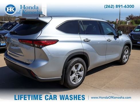Used 2022 Toyota Highlander LE AWD/4WD image 5