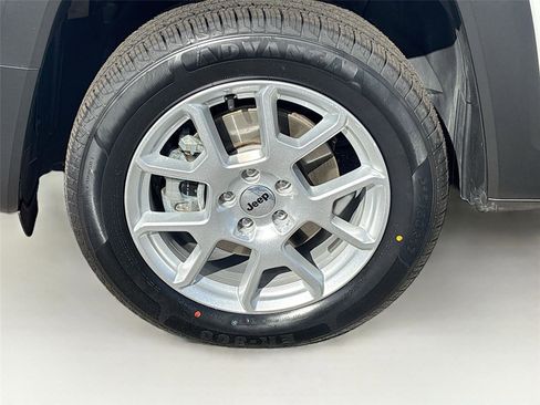 Used 2022 Jeep Renegade Latitude w/ Sun/Sound Group image 30