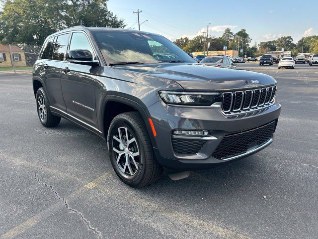 Used 2025 Jeep Grand Cherokee Limited RWD image 6