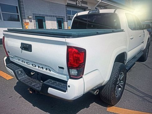 Used 2019 Toyota Tacoma TRD Sport image 4