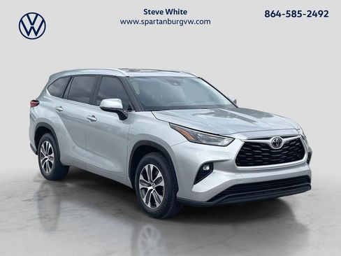 Used 2023 Toyota Highlander XLE FWD image 1
