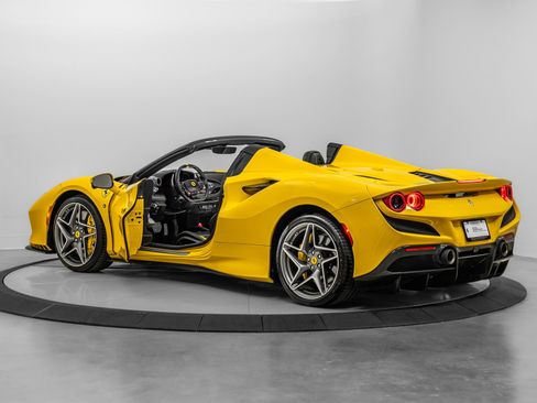 Certified 2022 Ferrari F8 Tributo RWD image 2