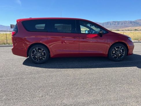 New 2026 Chrysler Pacifica Select image 2