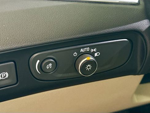 Used 2020 Buick Enclave Essence image 11