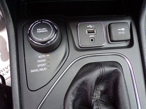 Used 2020 Jeep Cherokee Latitude w/ Cold Weather Group AWD/4WD image 34