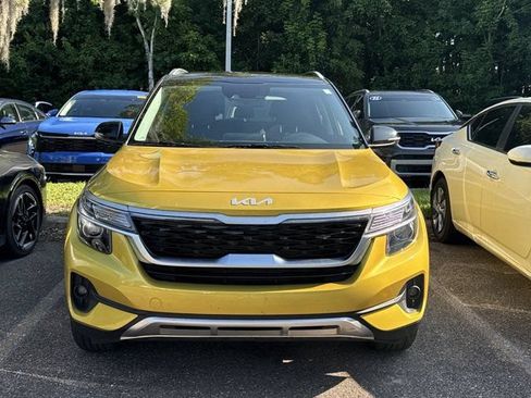 Used 2023 Kia Seltos S w/ Navigation Package FWD image 2