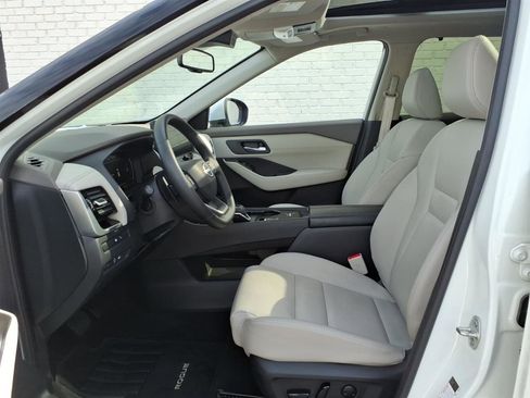 Used 2025 Nissan Rogue SL w/ Tech Package image 12