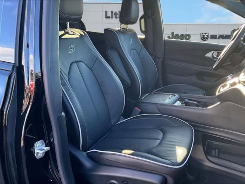 New 2026 Chrysler Pacifica Limited image 14