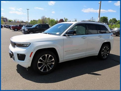 Used 2023 Jeep Grand Cherokee Overland w/ Luxury Tech Group IV AWD/4WD image 4