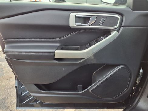 Used 2022 Ford Explorer XLT w/ Equipment Group 202A image 22