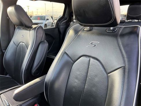 Certified 2025 Chrysler Pacifica Limited image 22