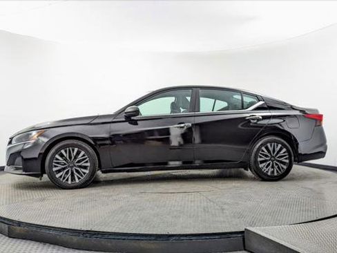 Used 2024 Nissan Altima 2.5 SV image 3