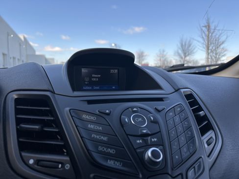 Used 2019 Ford Fiesta SE image 2