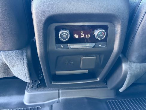 Used 2025 Chevrolet Traverse RS FWD image 14