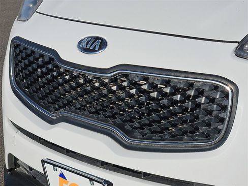 Used 2017 Kia Sportage LX image 11