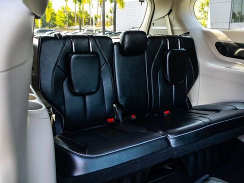Used 2020 Chrysler Pacifica Limited FWD image 18