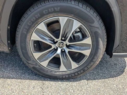 Used 2023 Toyota Highlander XLE FWD image 11