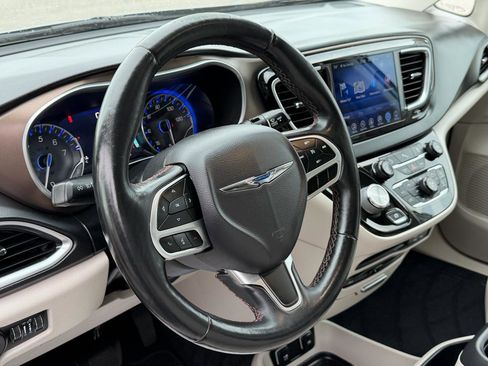 Used 2017 Chrysler Pacifica Touring-L Plus image 14